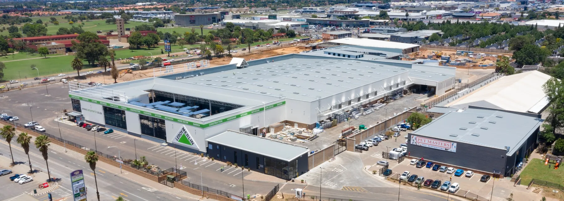 Large-format Leroy Merlin retail development delivered by Edilcon